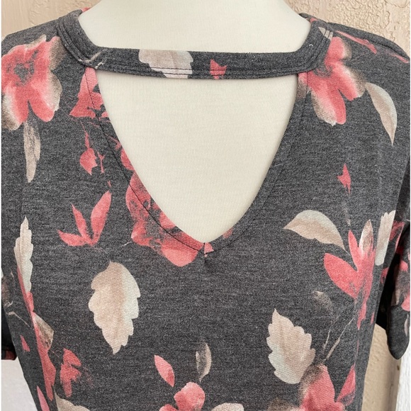 Choker V-neck Top - Picture 2 of 4